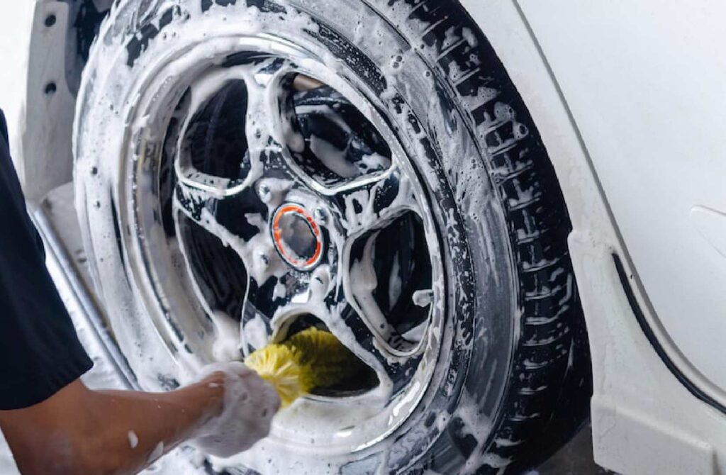 cleaning-car-wheels