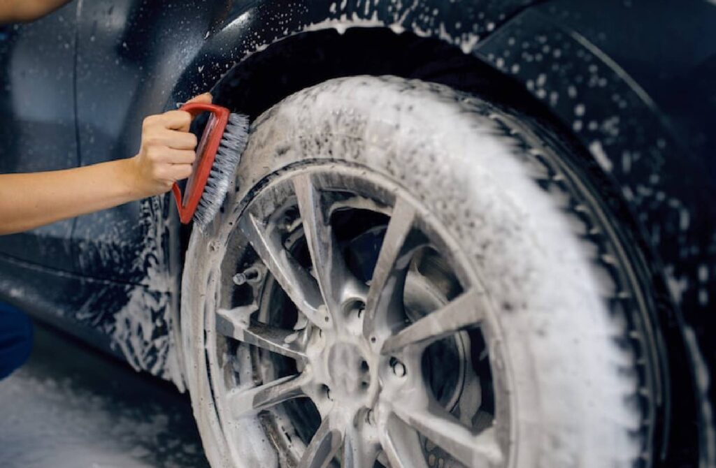 cleaning-car-wheels