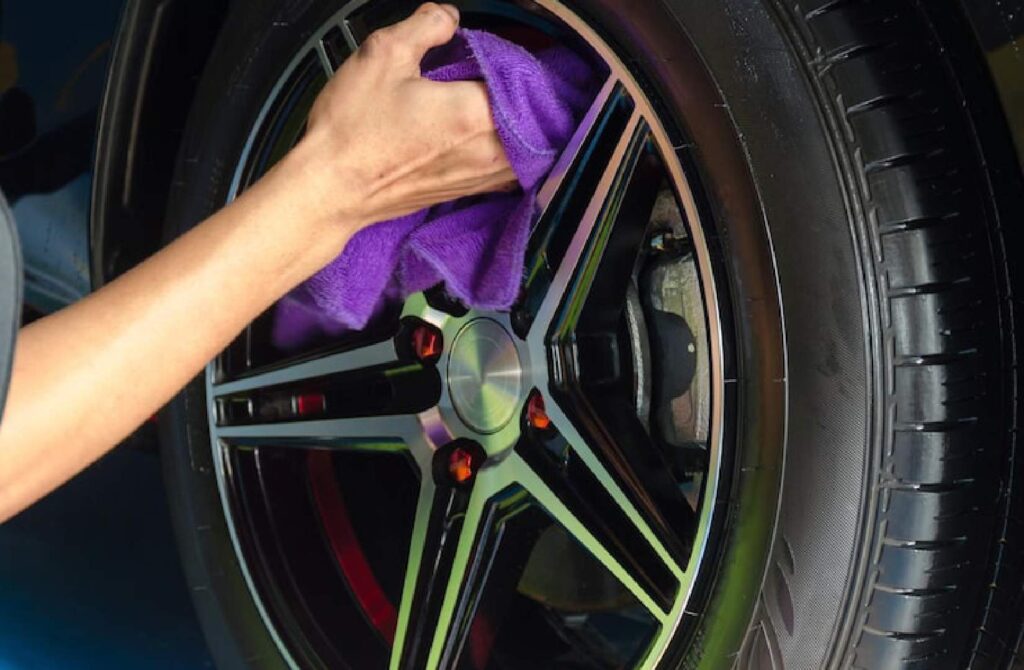 cleaning-car-wheels